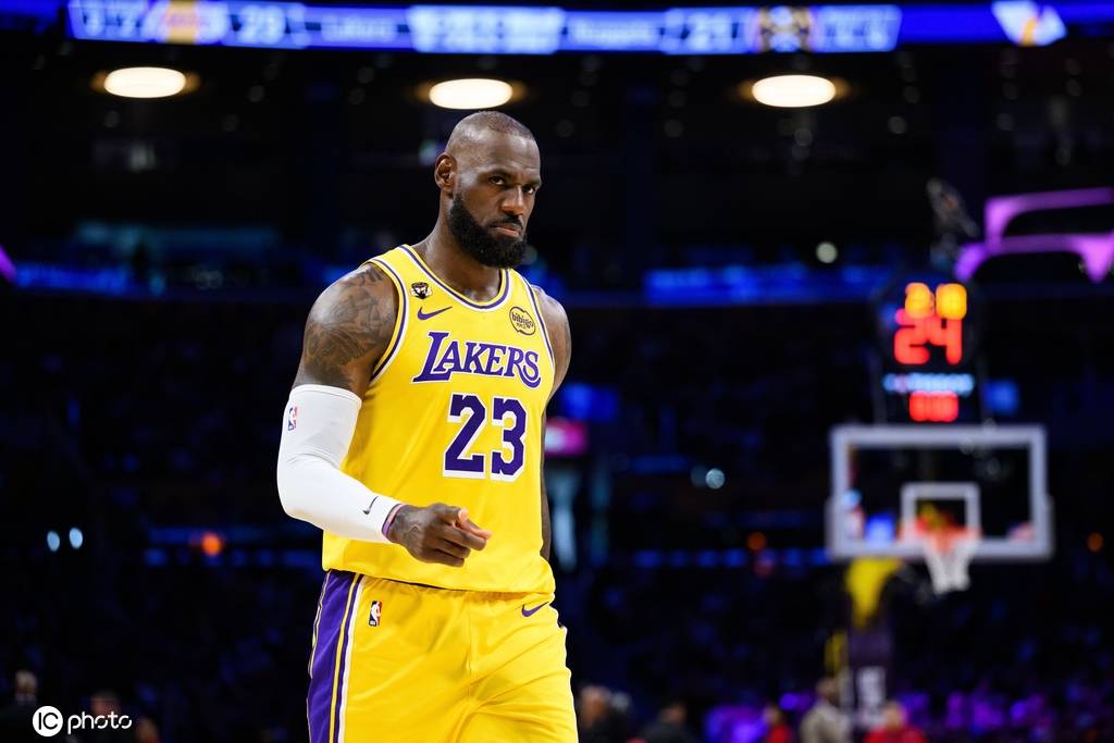 看感动了！不足1分钟湖人落后1分 詹姆斯飞身侧扑抢板